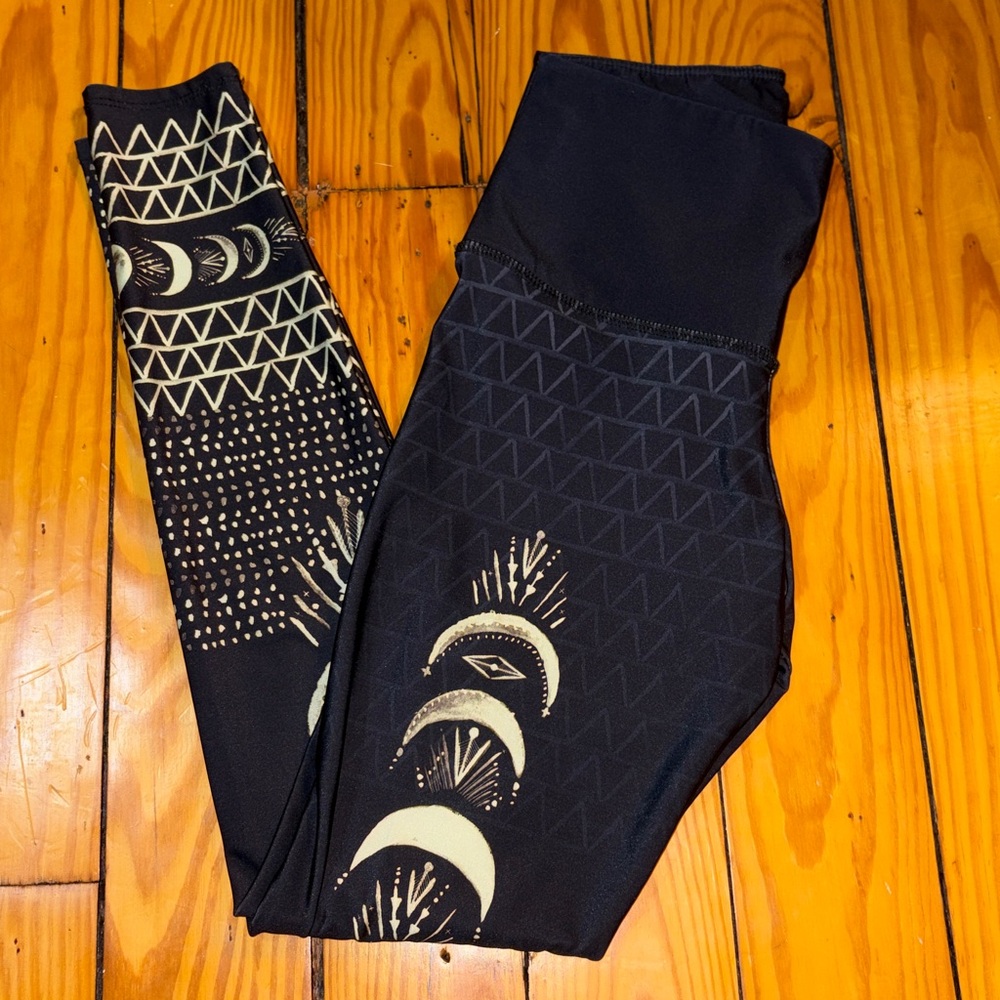 Onzie Women’s Black and White Leggings Size S/M